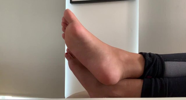 Ignoring while watch FOOT FETISH