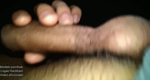 Acariciando mi pene sucio mientras veo televisión