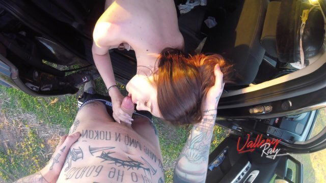 Выебал незнакомку машине посреди поля