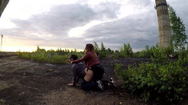 Публично трахнула своего мальчика крыше заброшки