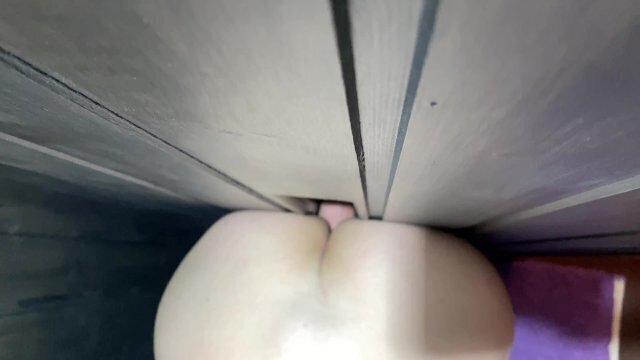 Второй жена пробует Glory Hole. Незнакомец кончил внутрь