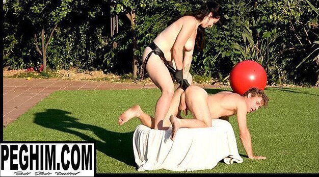 Strapon fucked outside where the neighbors can see