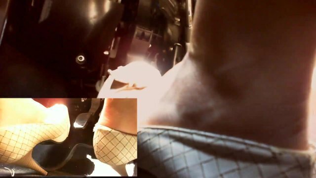 Spia bellissimi piedi Nicoletta mentre guida macchina