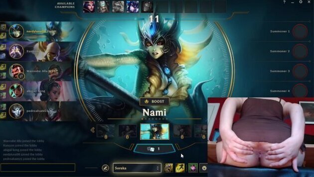 show stretched butthole while play League Legends Luna