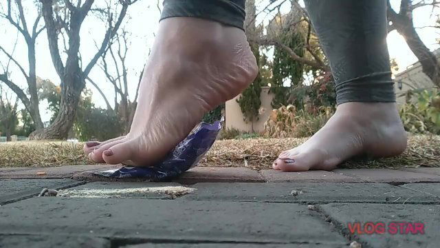 Crushing with sexy feet