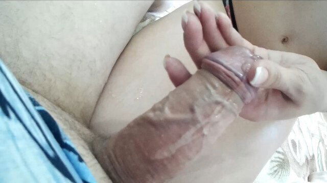 мачеха нежно трогает мой член