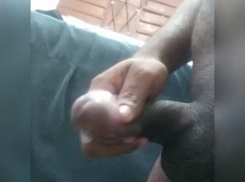 Cubanobeebo caliente, botando leche mañana