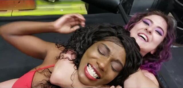 Wrestling Match Gia Love vs Paris Love