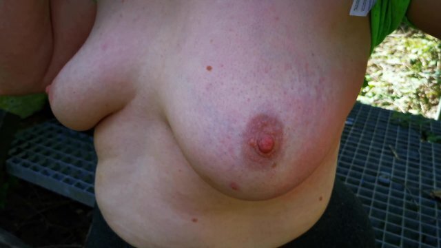 Bestraf meine Brüste Schläge nackten Busen outdoor