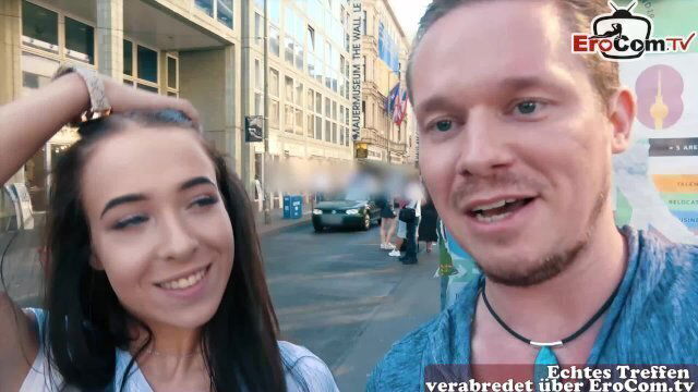 Junge Au Pair Studentin abgeschleppt beim Blinddate auf der Straße von Berlin