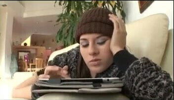 La hija apenas obedece