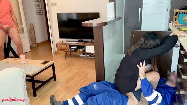 MMF Marido cornudo se folla a su mujer tras el fontanero. Esposa compartida FMM