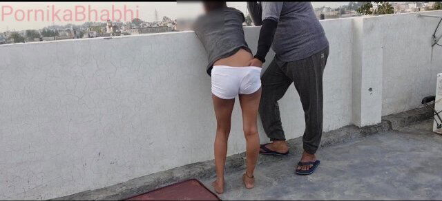 पड़ोसन भाभी को छत पर जाकर चोदा real outdoor sex