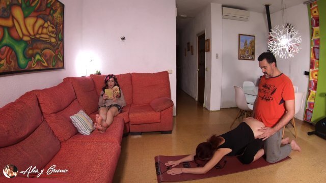 Follando sigilosamente entrenador yoga frente