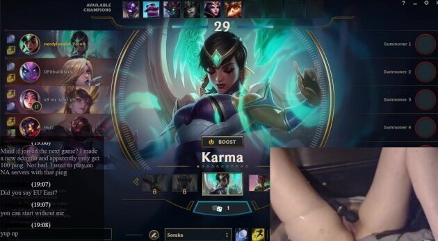 Gamer Girl orgasms while playing League Legends