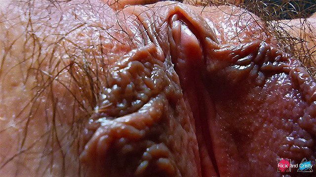 шевелит своим клитором очень крупным планом!