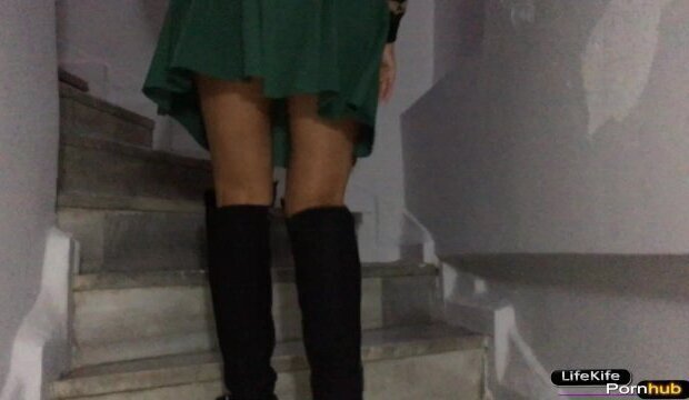 ДЕВУШКА СОСЕДА КОРОТКОЙ ЮБКЕ ПРИШЛА ОТТРАХАЛА МЕНЯ