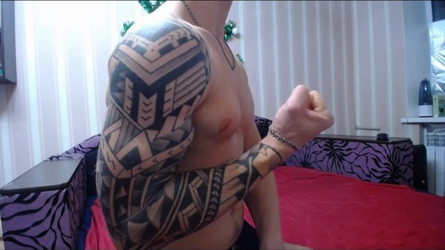 парень, показывает мышцы камеру, играет сиськами, отжимается руке