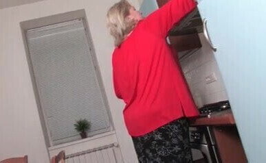 Fat granny in the Kitchen R20