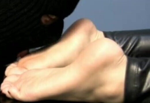 MASKED SOLE LICKER LICKS BARE SOLES