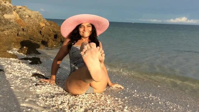 DOMINA PAULINA WORSHIP DIRTY FEET