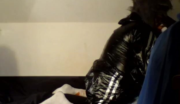 geiler Wolf Prollf säuft Fass spritzt sein Sperma rein geiler lauter Orgasmus