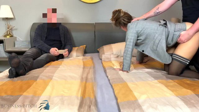 Threesome meeting intern fucks female boss shoots pussy stranger observing