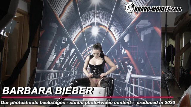 420-Backstage Photoshoot Barbara Bieber Latex cosplay