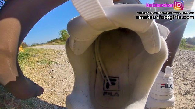 Kati spielt ihre verschwitzten Fila Turnschuhe zeigt ihre stinkenden nassen grauen Nylons
