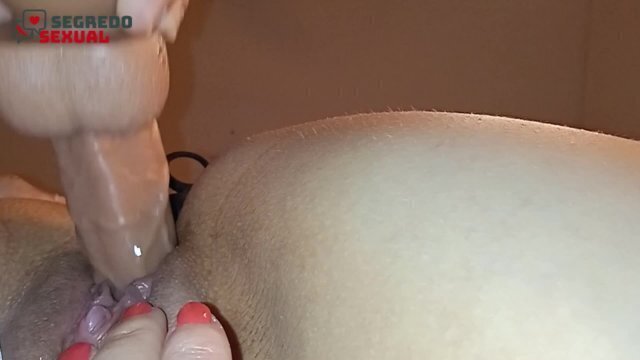close-up na buceta Valentina Chili brinquedo, penis e porra a escorrer