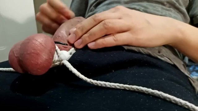 Эксперименты обтягиванием члена яичек