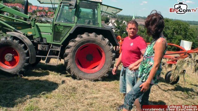 Deutscher Bauer fick schwarzhaarige Milf seinem Feld beim spontanen outdoor