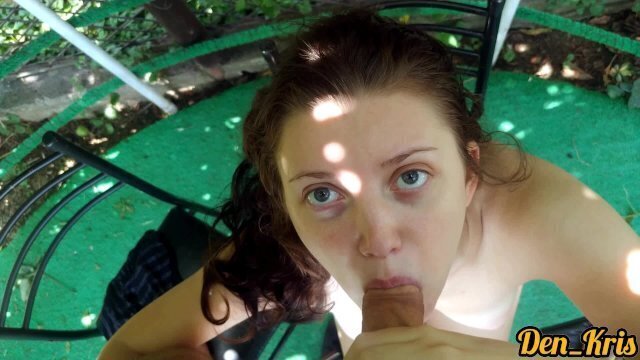 маленькая миленькая школьница делает замечательный миньет чтобы умыться тёплой спермой