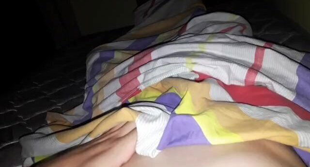 Hombre despierta mañana masturba habitacion mientras esta familia