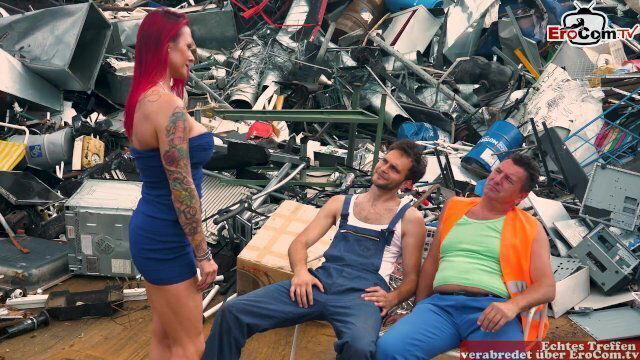 Rothaarige Milf dicken Silikontitten Tattoos fickt zwei Müllmänner Schrottplatz