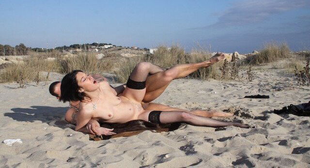 SHORT HAIRED KENZA SUCK DRILLED BEACH