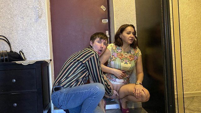 Доставщик фаллоимитаторов получил минет шикарной МИЛФ Тумановой