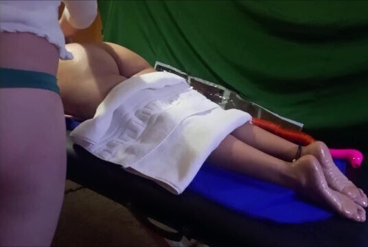 Masaje amateur a chica de cuerpo y pies realizado por chico CD travestido de culo espectacular