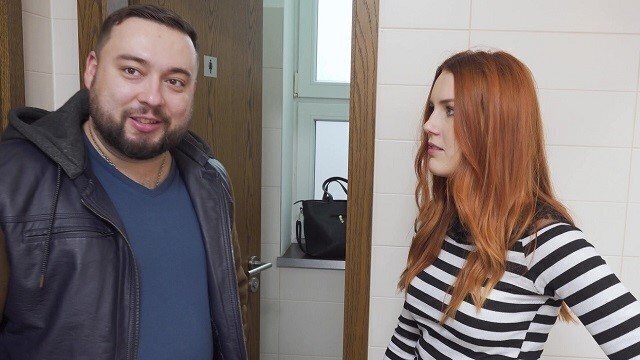 VIP4K. fidanzato contrario della fidanzata ricco sconosciuto