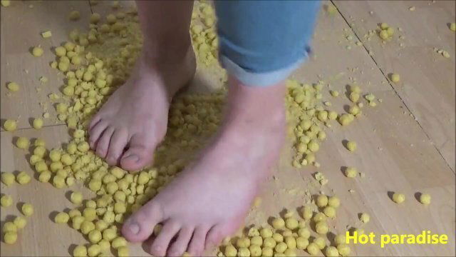 Crushing compilation : Miel pops, bubble wrap, cardboard and miniature toy car