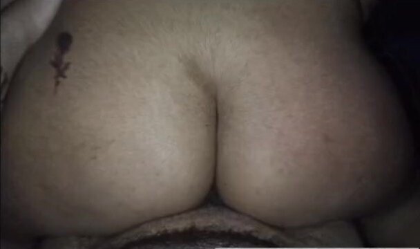 Tiene un culo grande y se monta sobre mi polla hasta hacerme venir 