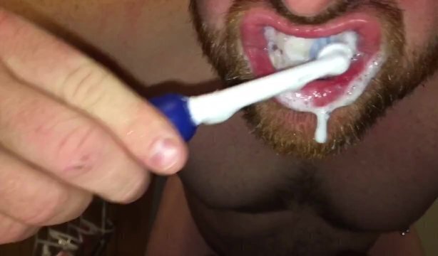 watch foaming action toothpaste while brushing teeth with Oral-B Spinbrush