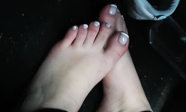 Enseñando nueva pedicura francesa coche