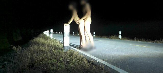 thai Street girl fuck night. เย็ดสาวข้างถนนตอนกลางคืน รถขับผ่านไปผ่านมาอย่างเสียว