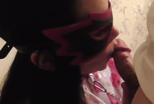 Сучка поводке сосала принимала сперму киску