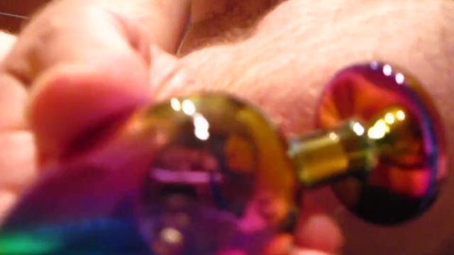 j'enfonce plug multicolor dans petit anus