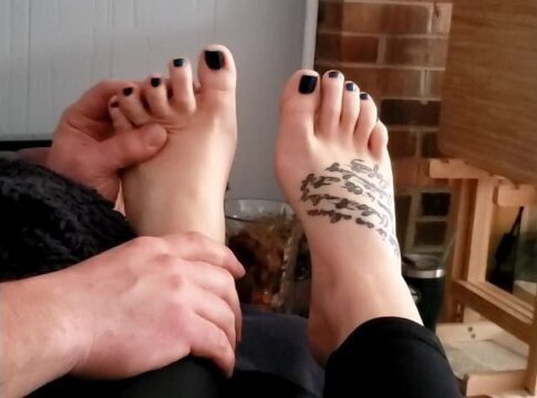 QUEEN RECEIVING FOOT RUB IN SILENCE 