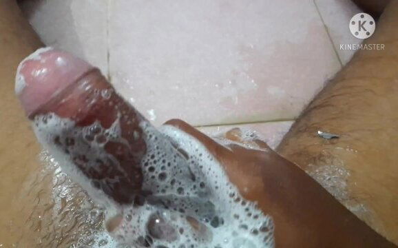 Amateur teen gets romantic handjob with shampoo massaged