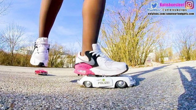 Kati crushes Trample old-timer cars, tramples crushes cars into individual parts crush