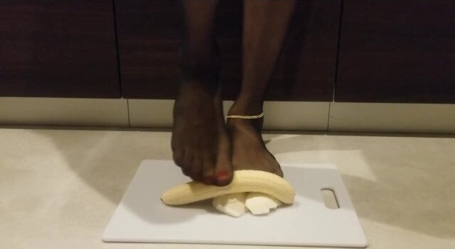 Banana Splits Pantyhosed Feet